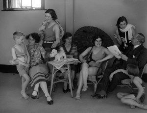 31st March 1930:  A family relaxing together in the solarium of the Tolland Hotel, Bournemouth.  (Photo by Fox Photos/Getty Images)