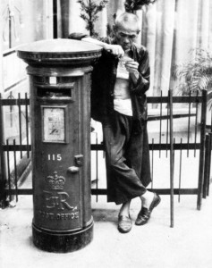 Royal_Mail_post_box_with_man_in_Hong_Kong_1962