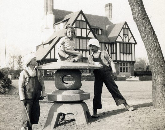 De_Wet_center_with_her_brothers_in_front_of_the_Hudec_House_1931_9ea2936356