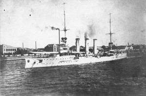 Bundesarchiv_Bild_137-001329_Tsingtau_SMS_Emden_I_im_Hafen-300x198